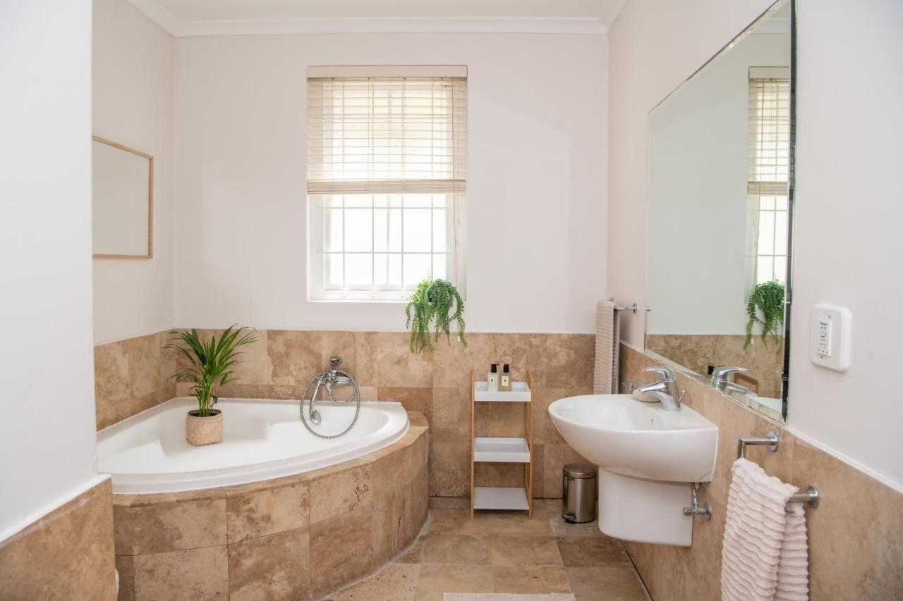 Camps Bay Guest Suite With Private Pool Kaapstad Buitenkant foto